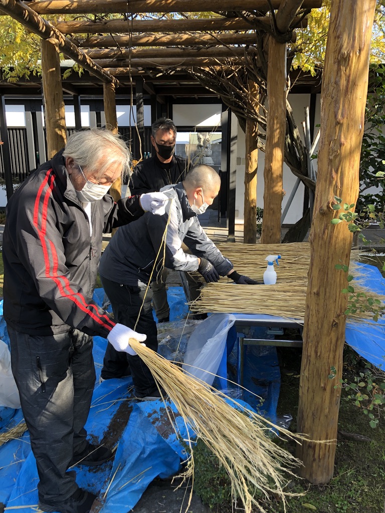 天神さまの〝しめ縄〟掛け替え